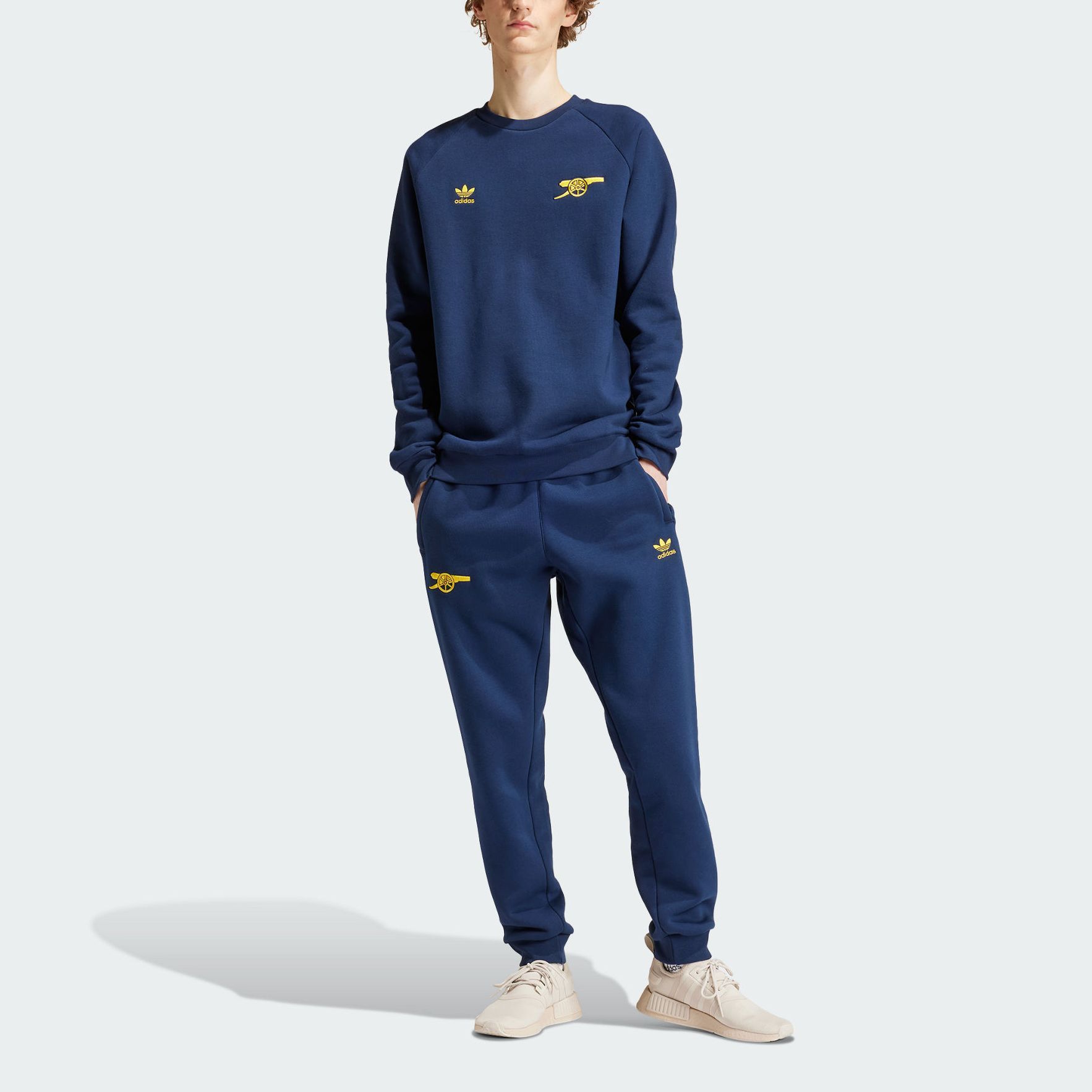 Lookbook adidas Originals 阿森納基本款海軍藍/黃色圓領套頭衫 IK8715