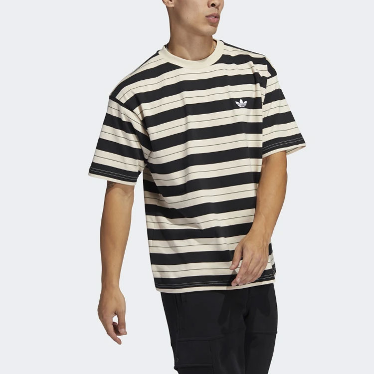 Shop adidas Originals 黑色條紋圖案圓領T恤。 GL9913