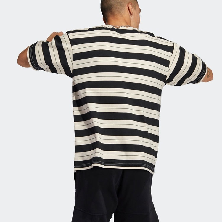 Purchase adidas Originals 黑色條紋圖案圓領T恤。 GL9913