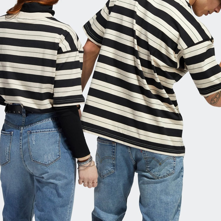 Sizing adidas Originals 黑色條紋圖案圓領T恤。 GL9913