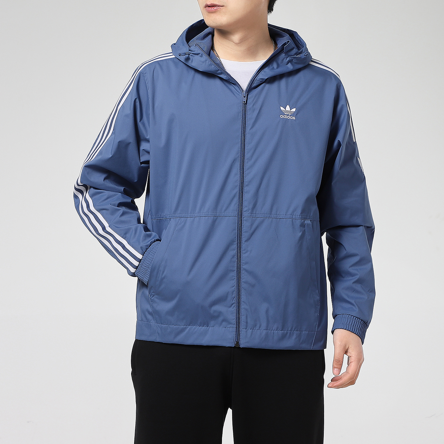 Shop adidas Originals 藍色風衣外套 - 透氣快乾運動訓練服 GN3552