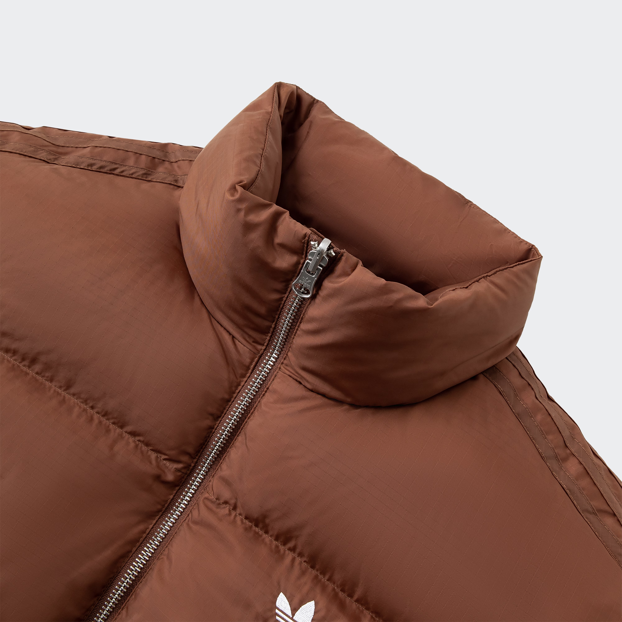 Shop アディダスオリジナルス ブラウンロゴ スタンドカラー ストライプ ユニセックスジャケット. JW1370