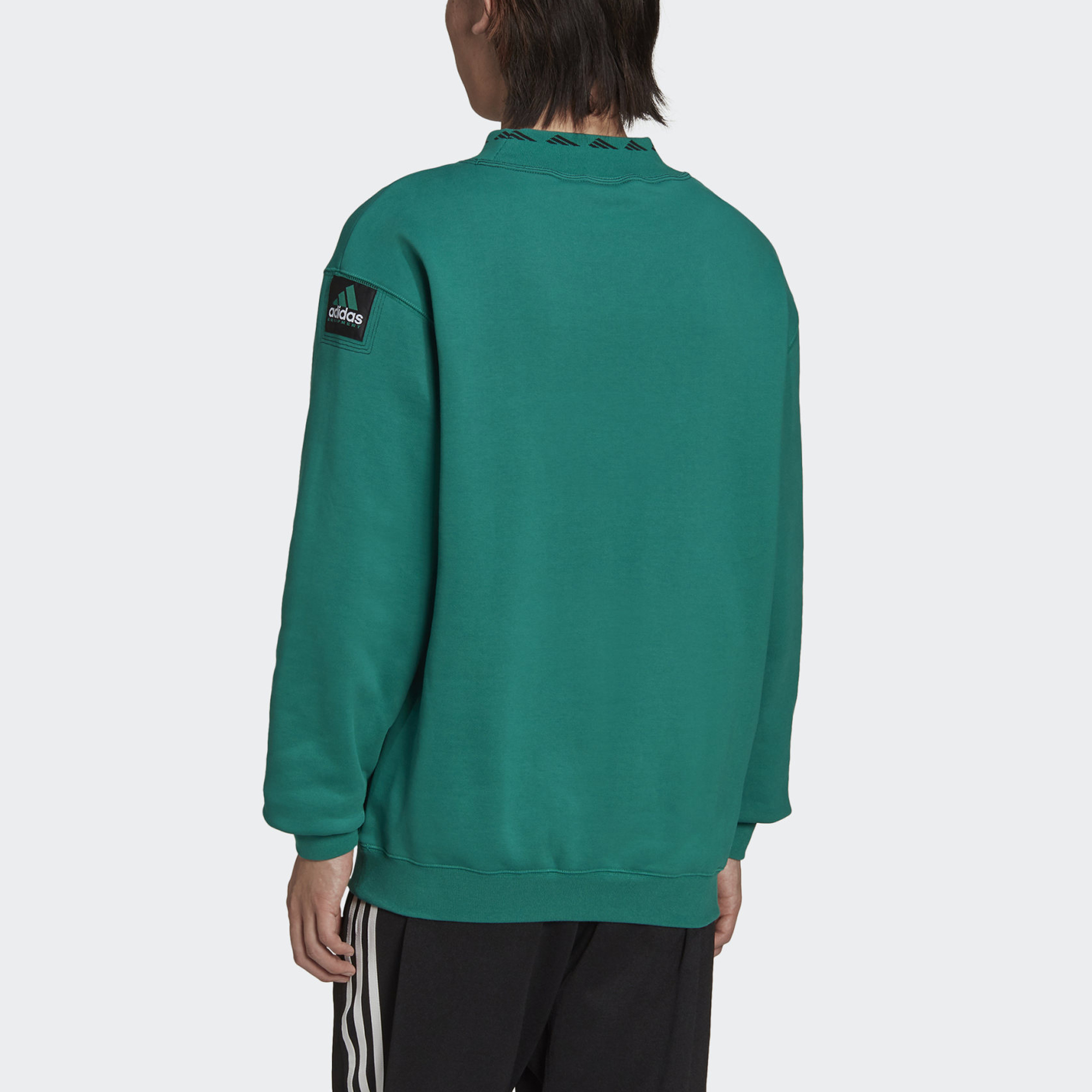 Shop adidas Originals EQT 刺繡標誌綠色圓領運動衫 HG8093