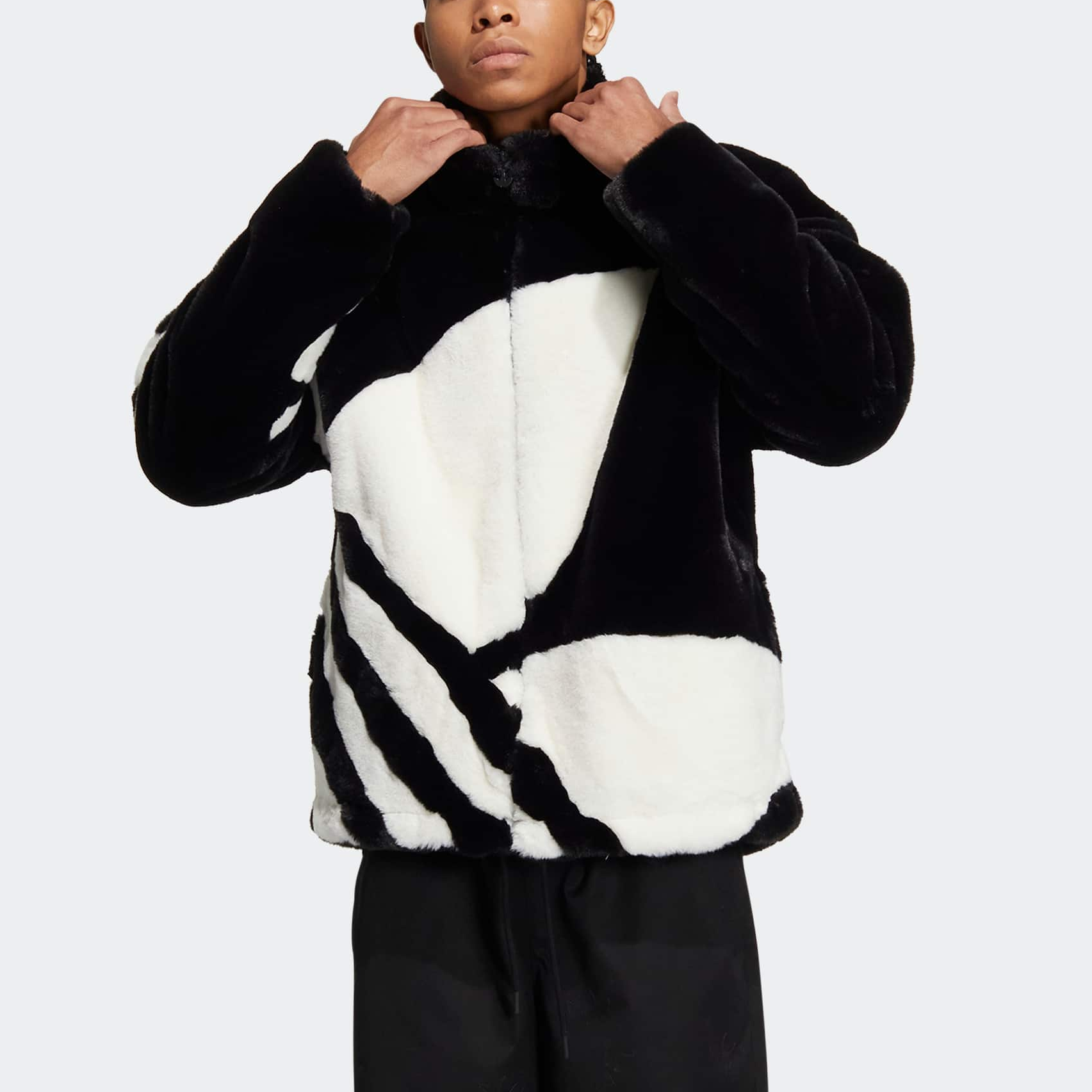 Lookbook 阿迪达斯三条纹拉链毛绒夹克男女款黑色 HR3483