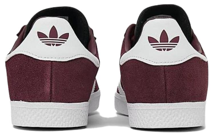 Shop adidas originals Gazelle 減震耐磨 低幫 板鞋 男女同款 紅白色