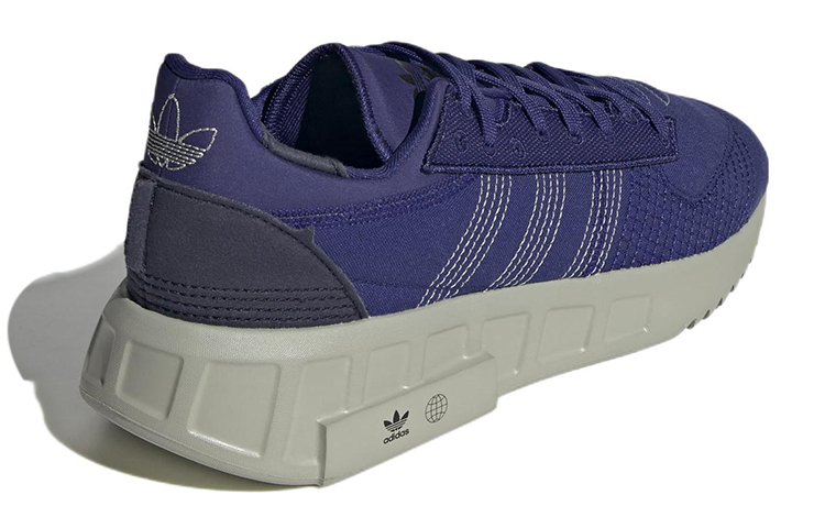 Shop adidas originals Geodiver 舒適耐磨運動休閒鞋 深藍色