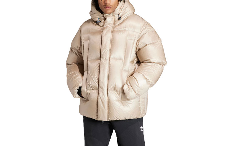 Order Chaqueta adidas Originals Heavyweight Down Puffer Caqui Claro con Capucha. IR7134