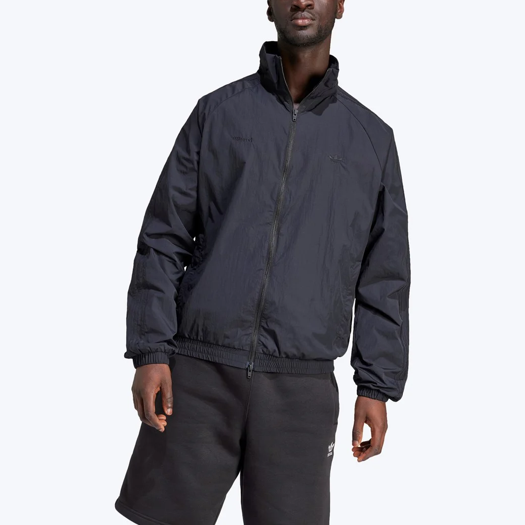 Lookbook Chaqueta adidas Originals JJJJound SS24 Negra con Cremallera Completa. IL8002