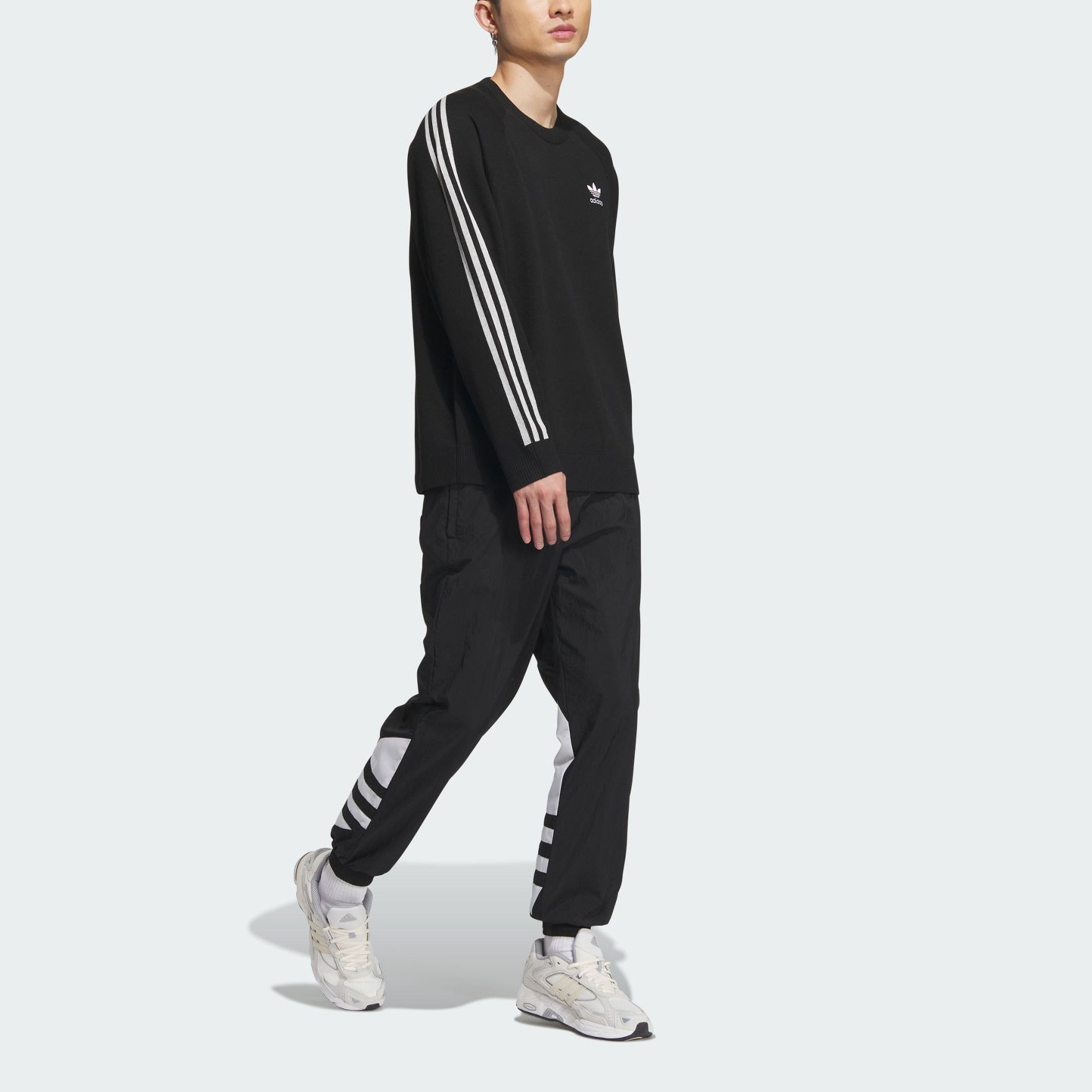 Shop adidas Originals 黑色條紋針織圓領長袖衫 男女款 IX7817