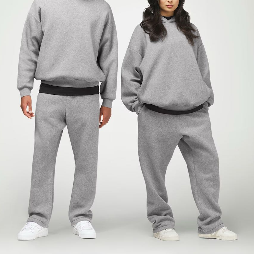 Shop 아디다스 오리지널 로고 레트로 커플용 맨투맨 - 다크 오트밀 컬러 IP1688