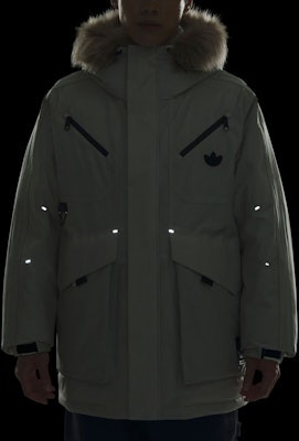 阿迪达斯经典标志条纹复古宽松羽绒服棕色男款. JD3756 Details for 阿迪达斯经典标志条纹复古宽松羽绒服棕色男款. JD3756