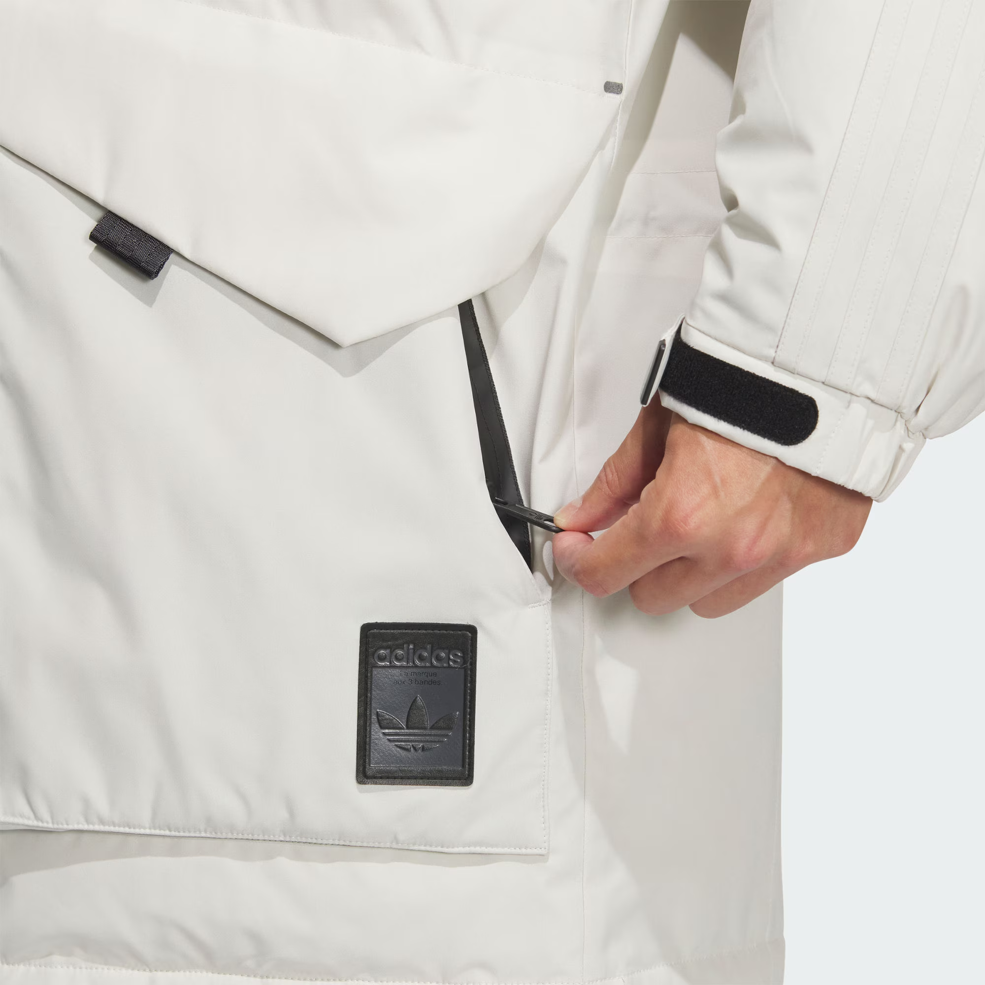 Sizing 阿迪达斯经典标志条纹复古宽松羽绒服棕色男款. JD3756