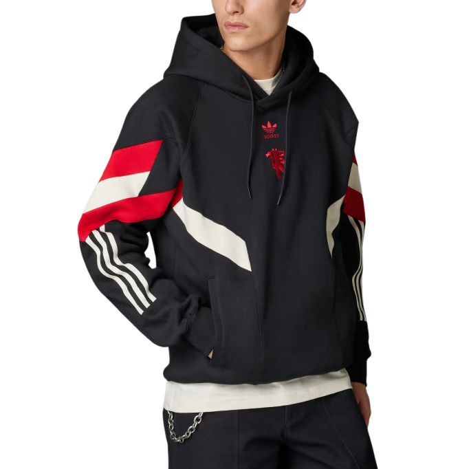 Lookbook adidas Originals 曼聯黑色足球運動衫 寬鬆版型 IS6521