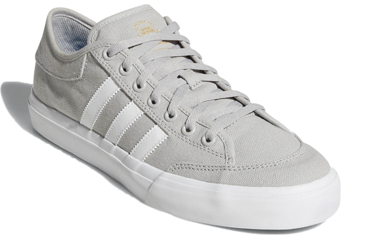 Lookbook adidas originals Matchcourt 簡潔舒適 低筒休閒板鞋 灰色