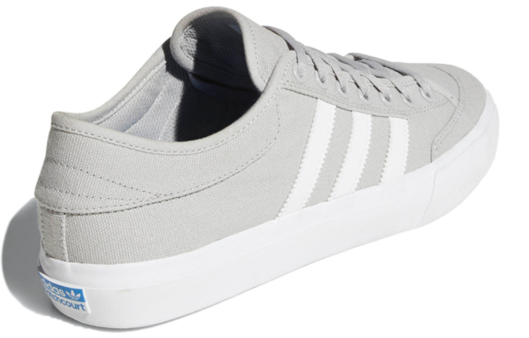 Shop adidas originals Matchcourt 簡潔舒適 低筒休閒板鞋 灰色