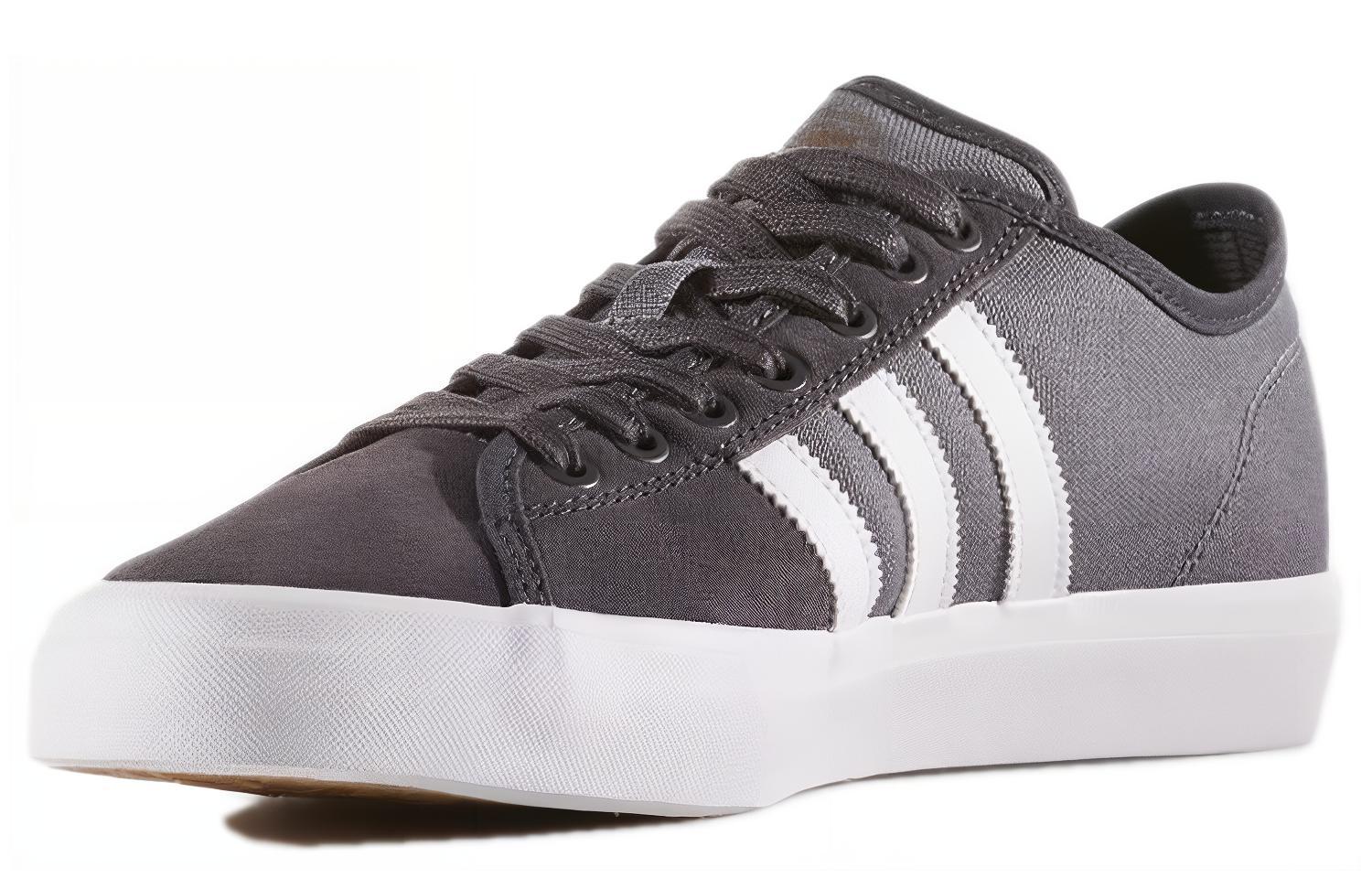 Lookbook adidas originals Matchcourt Rx 舒適防滑耐磨 低筒運動板鞋 灰白