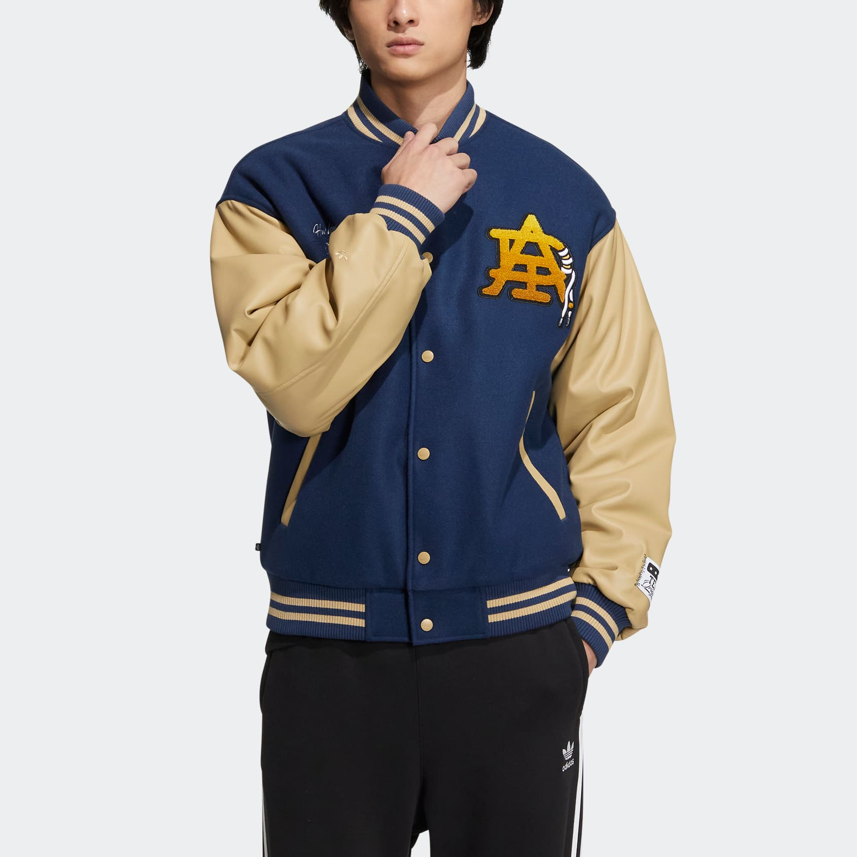 Lookbook 阿迪达斯原创蓝色复古大学风字母棒球夹克 HZ7092