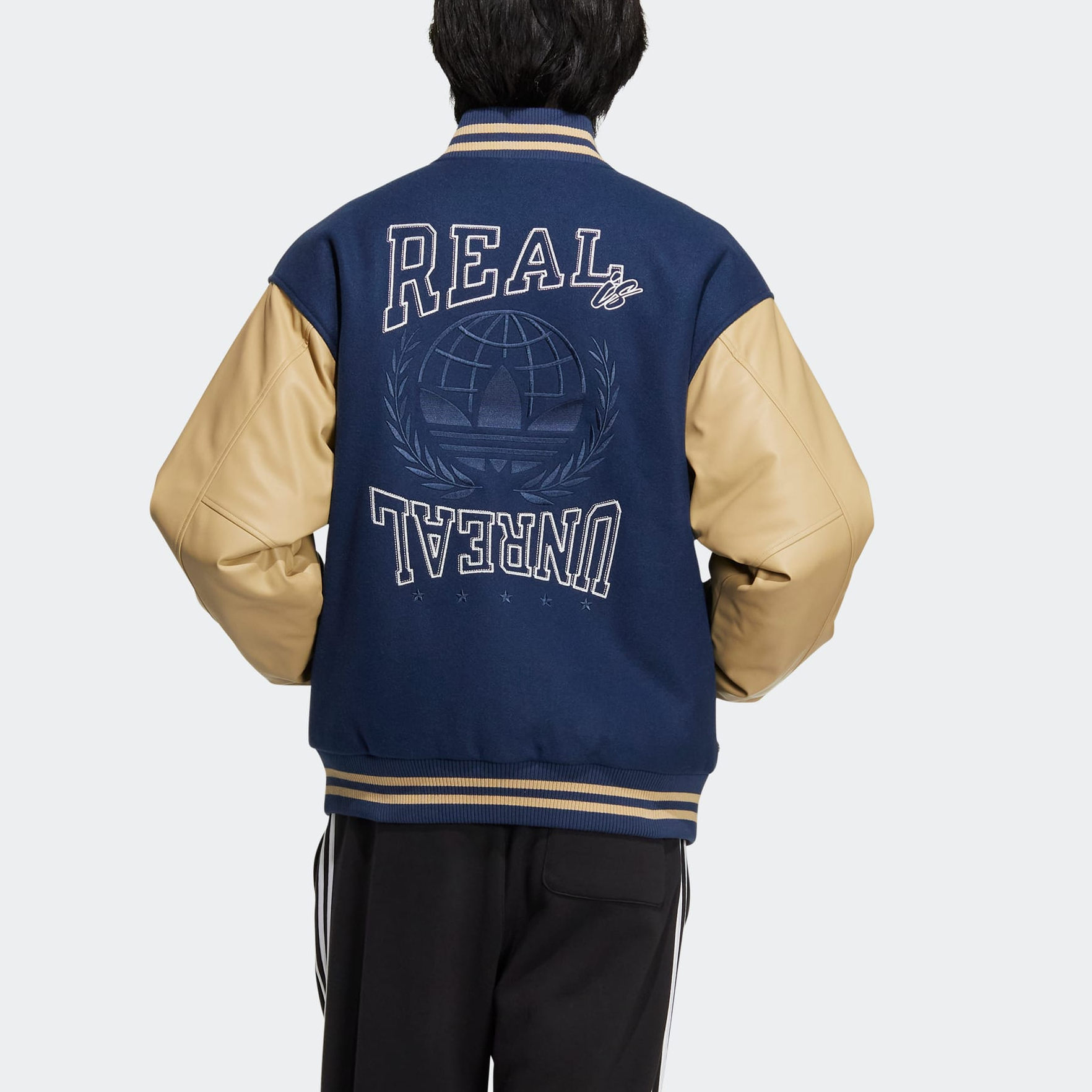 Shop 阿迪达斯原创蓝色复古大学风字母棒球夹克 HZ7092