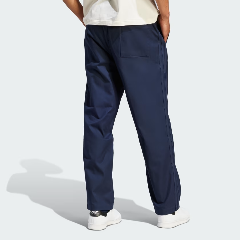 Shop adidas Originals Nice Chino Logo 寬鬆休閒長褲 深藍色. IR7585