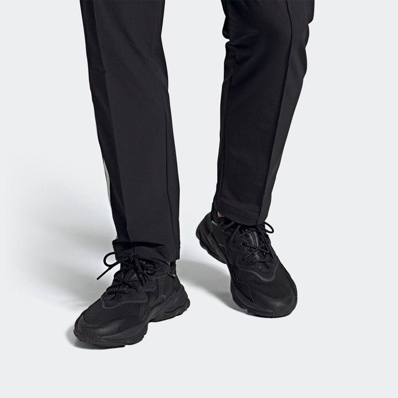 Sizing 阿迪达斯 Originals Ozweego 全黑配色 FZ2640