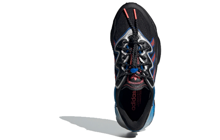Shop 阿迪达斯三叶草 Ozweego 黑蓝色休闲运动鞋 FW4272