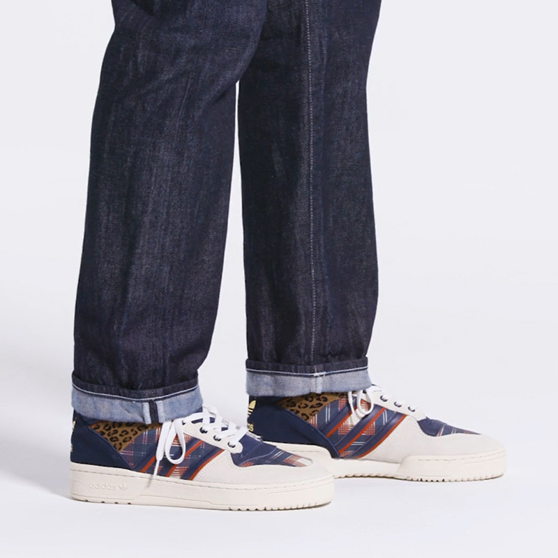 Sizing 阿迪达斯经典款Rivalry运动鞋 FW3130