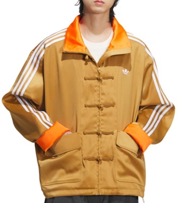 Chaqueta Unisex adidas Originals SS24 Retro Marrón Raya Cuello Mandarín Satinado. JD3379 Shop Chaqueta Unisex adidas Originals SS24 Retro Marrón Raya Cuello Mandarín Satinado. JD3379