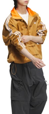 Chaqueta Unisex adidas Originals SS24 Retro Marrón Raya Cuello Mandarín Satinado. JD3379 Details for Chaqueta Unisex adidas Originals SS24 Retro Marrón Raya Cuello Mandarín Satinado. JD3379