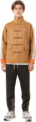 Chaqueta Unisex adidas Originals SS24 Retro Marrón Raya Cuello Mandarín Satinado. JD3379 Sizing Chaqueta Unisex adidas Originals SS24 Retro Marrón Raya Cuello Mandarín Satinado. JD3379