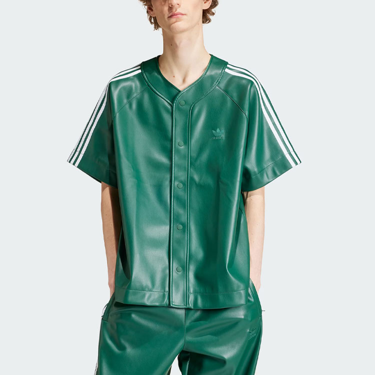 Lookbook adidas Originals SS24 Baju Kulit Tiruan Adicolor Logo Hijau Hutan. IZ4047