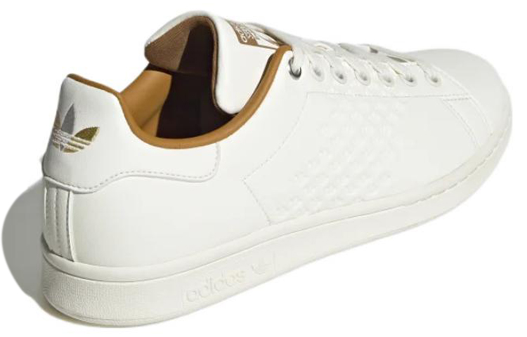 Shop 아디다스 오리지널 스탠스미스 '엠보 화이트 카라멜' GW4446