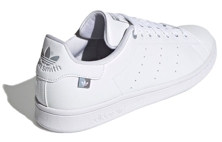 Shop adidas originals StanSmith 低幫 板鞋 男女同款 灰白