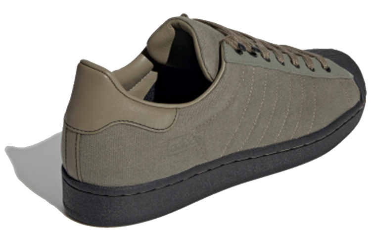 Shop adidas originals Superstar 低筒 板鞋 男款 軍綠