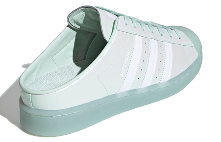 Shop 阿迪达斯三叶草 Superstar 拖鞋 - 绿色 FX2755