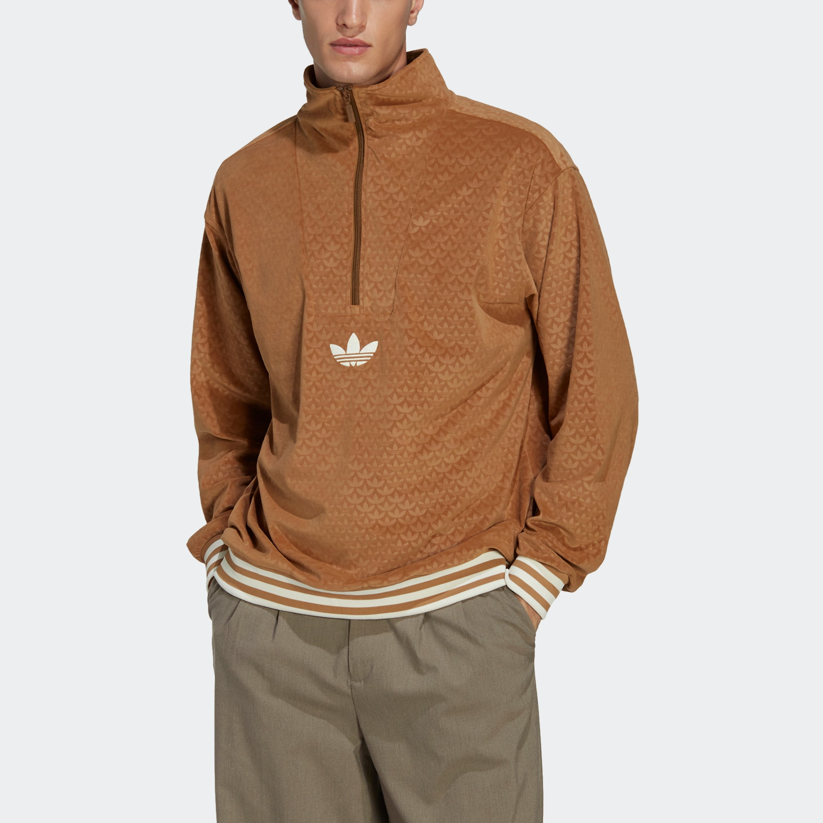 Lookbook adidas Originals 三葉草反光天鵝絨半拉鍊棕色長袖上衣 IB3421