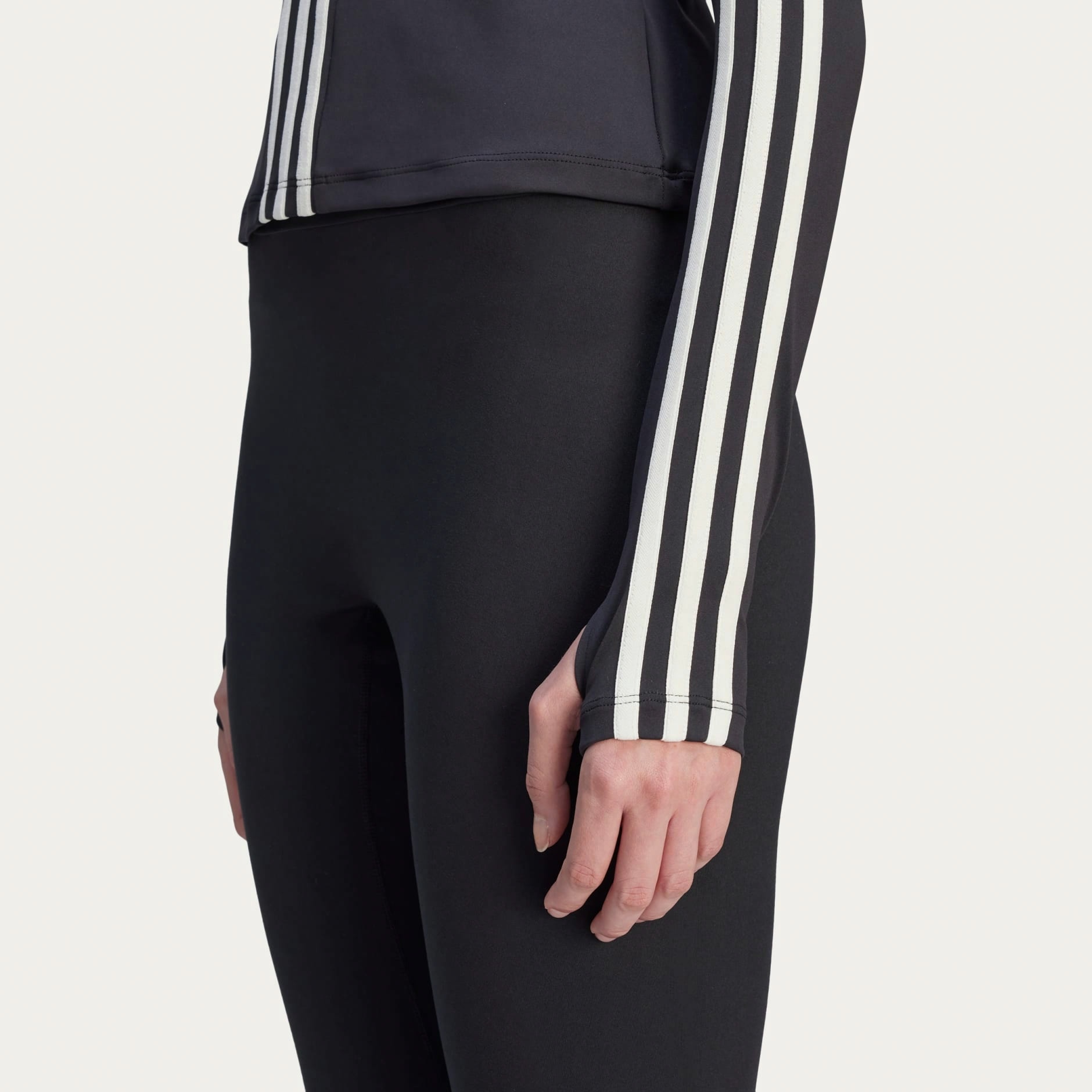 Sizing adidas Originals x AVAVAV FW24 Jaket Slim Fit Garis Unisex Hitam. JG1426