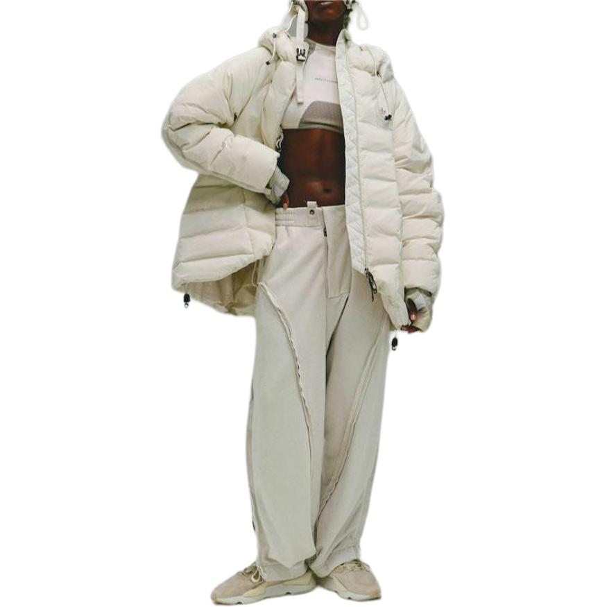 Lookbook adidas Originals x HAMCUS FW23 白色連帽羽絨外套 男女款 帶LOGO設計 IU4837