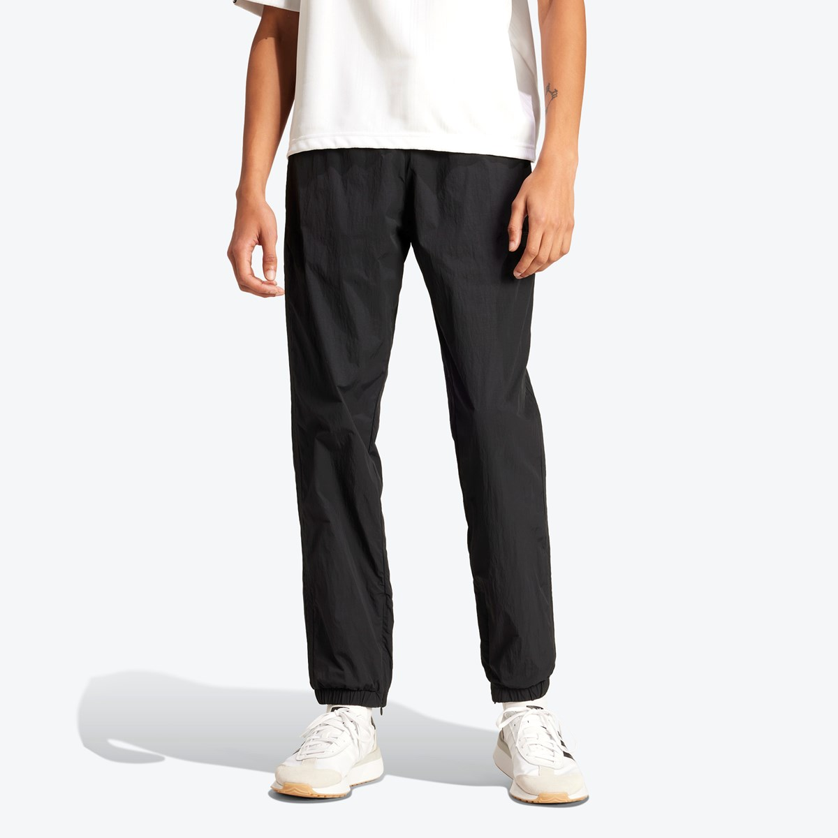 Lookbook adidas Originals x JJJJound SS24 黑色針織慢跑褲 休閒時尚剪裁 IV8087