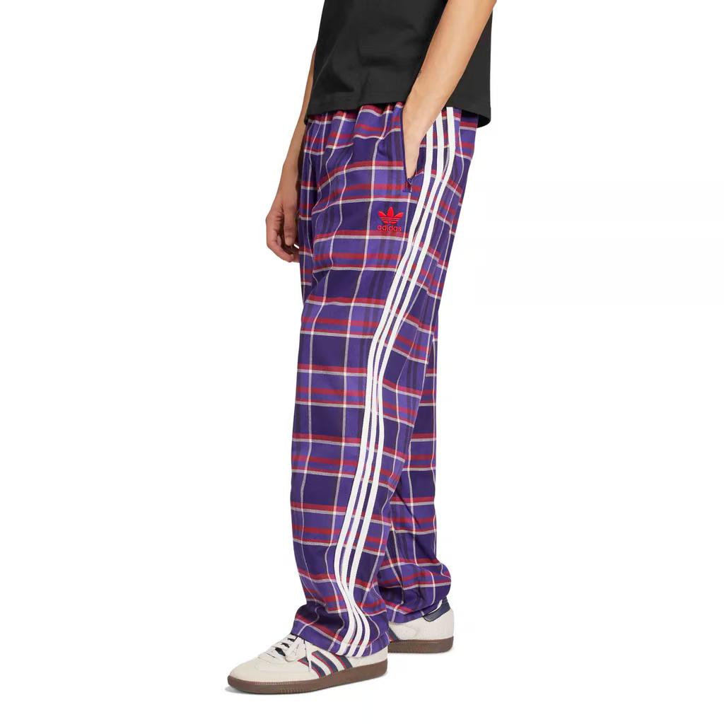 Shop アディダス オリジナルス x KORN ブラック トラックパンツ ユニセックスストライプ JG1340