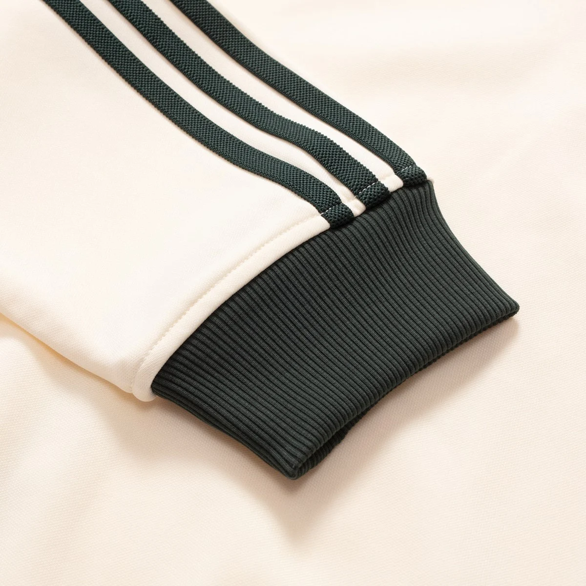 Sizing Jaket adidas Originals x SNS Track Top Putih Pria - Stylish & Nyaman. IZ3138