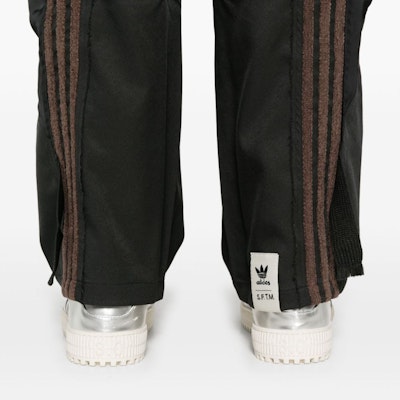 阿迪达斯Originals x Song for the Mute FW24黑色标志复古运动裤女款. JI9639 Sizing 阿迪达斯Originals x Song for the Mute FW24黑色标志复古运动裤女款. JI9639