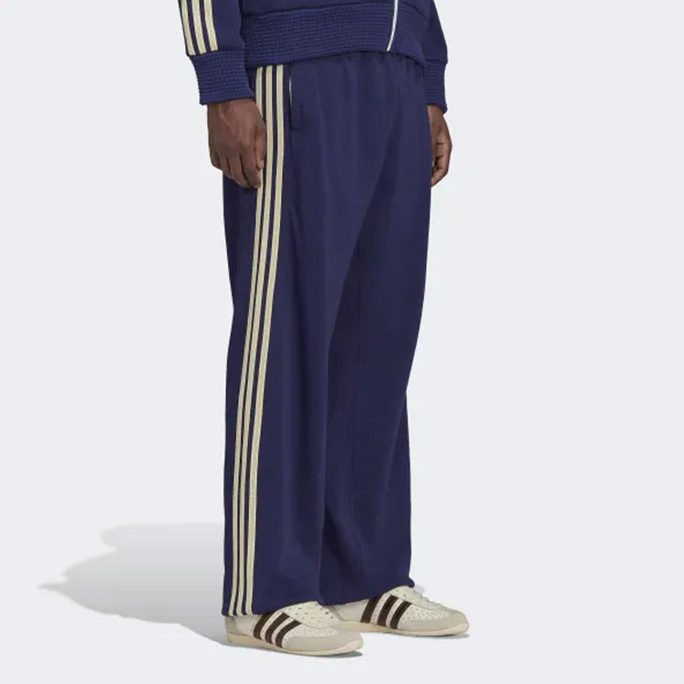 Purchase 아디다스 오리지널스 x 웨일스 보너 레트로 사이드 스트라이프 트랙 팬츠 블루. HC0579