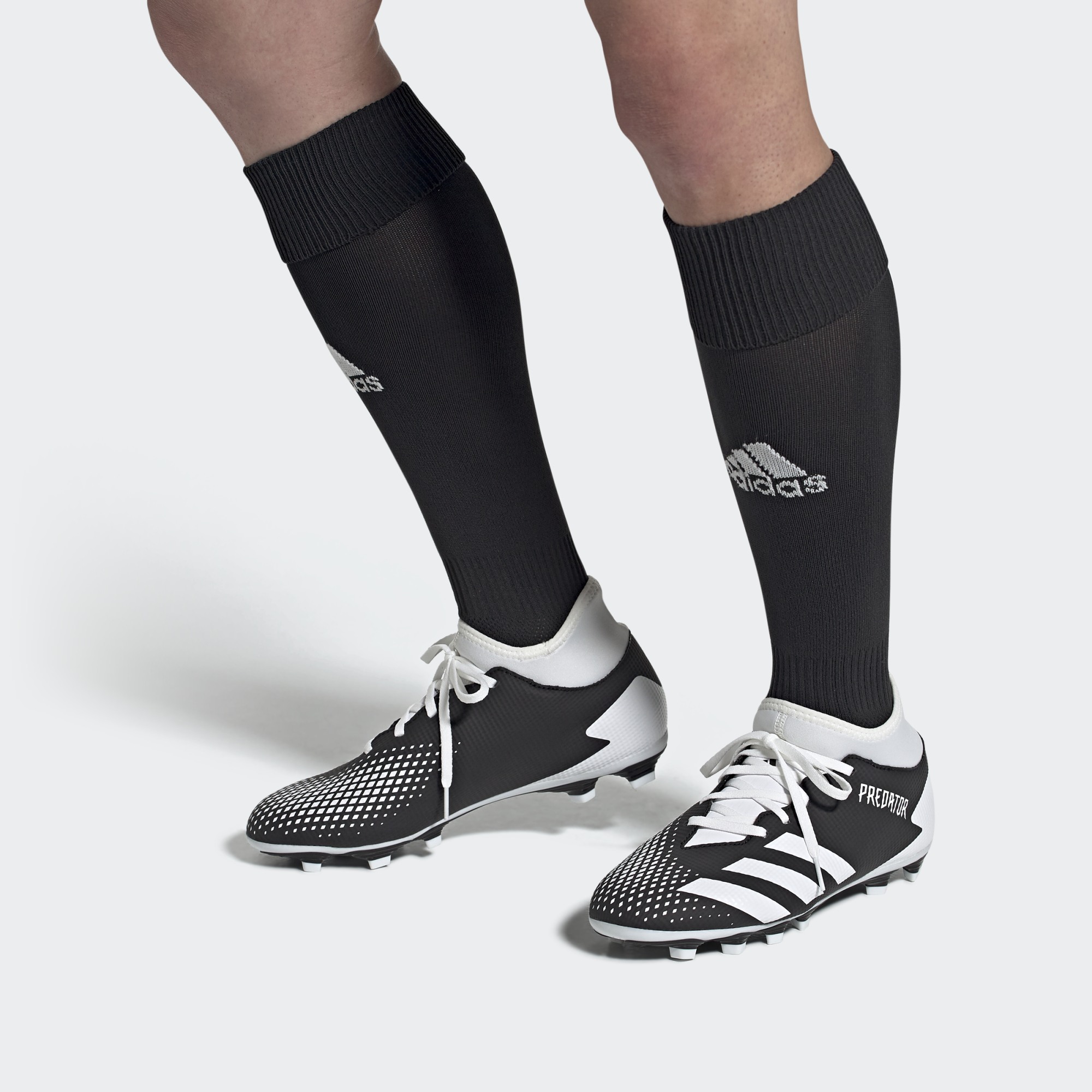 Sizing 阿迪达斯 Predator 20.4 灵活地面 '黑白' FW9603