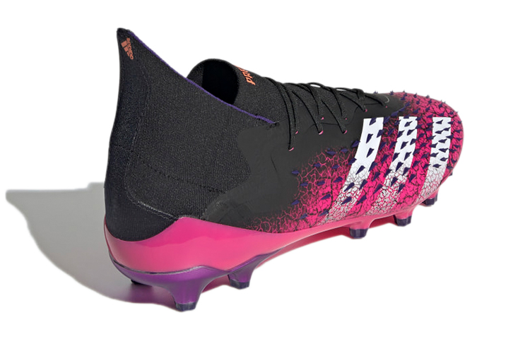 Shop adidas Predator Freak.1 AG 粉黑色轉換為台灣市場的產品名：adidas Predator Freak.1 AG 粉紅黑色