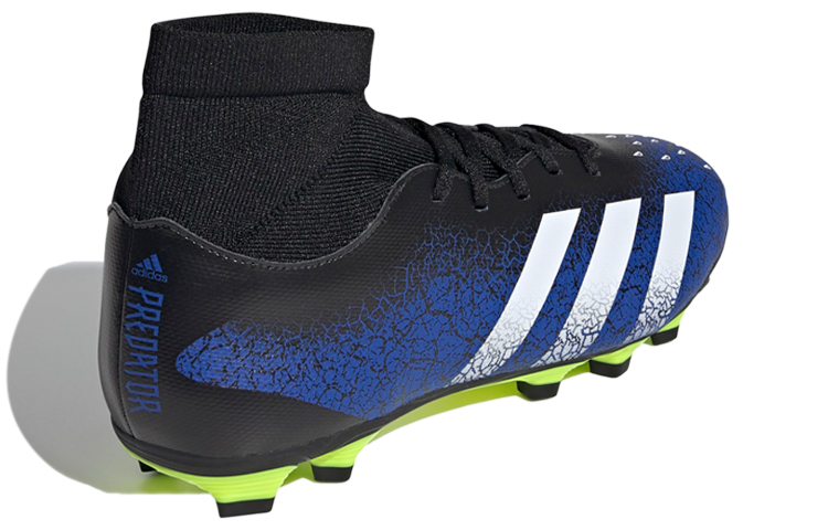 Shop adidas Predator Freak.4柔韌地面靴 舒適耐磨足球鞋 藍黑色
