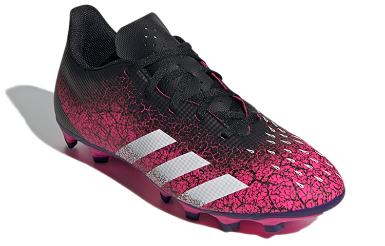 Lookbook adidas Predator Freak.4 多功能地面球鞋 粉黑色