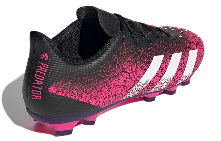 Shop adidas Predator Freak.4 多功能地面球鞋 粉黑色