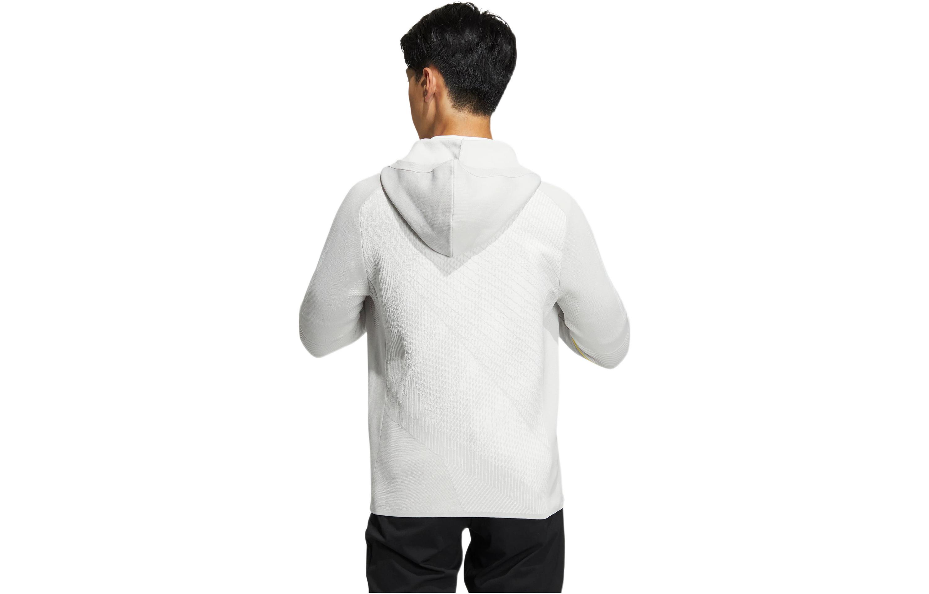 Lookbook adidas Primeknit 白色拉鍊帽T外套，條紋刺繡設計。 HG4130