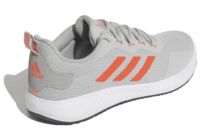 Shop adidas Quickflow 耐磨透氣跑步鞋 淺灰