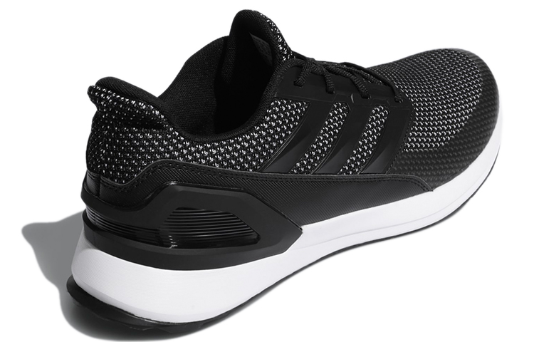 Shop adidas Rapidarun 黑白色 男女共用款